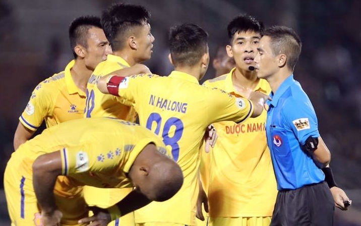 Bức xúc trọng tài, lãnh đạo Nam Định dọa bỏ V-League 2020